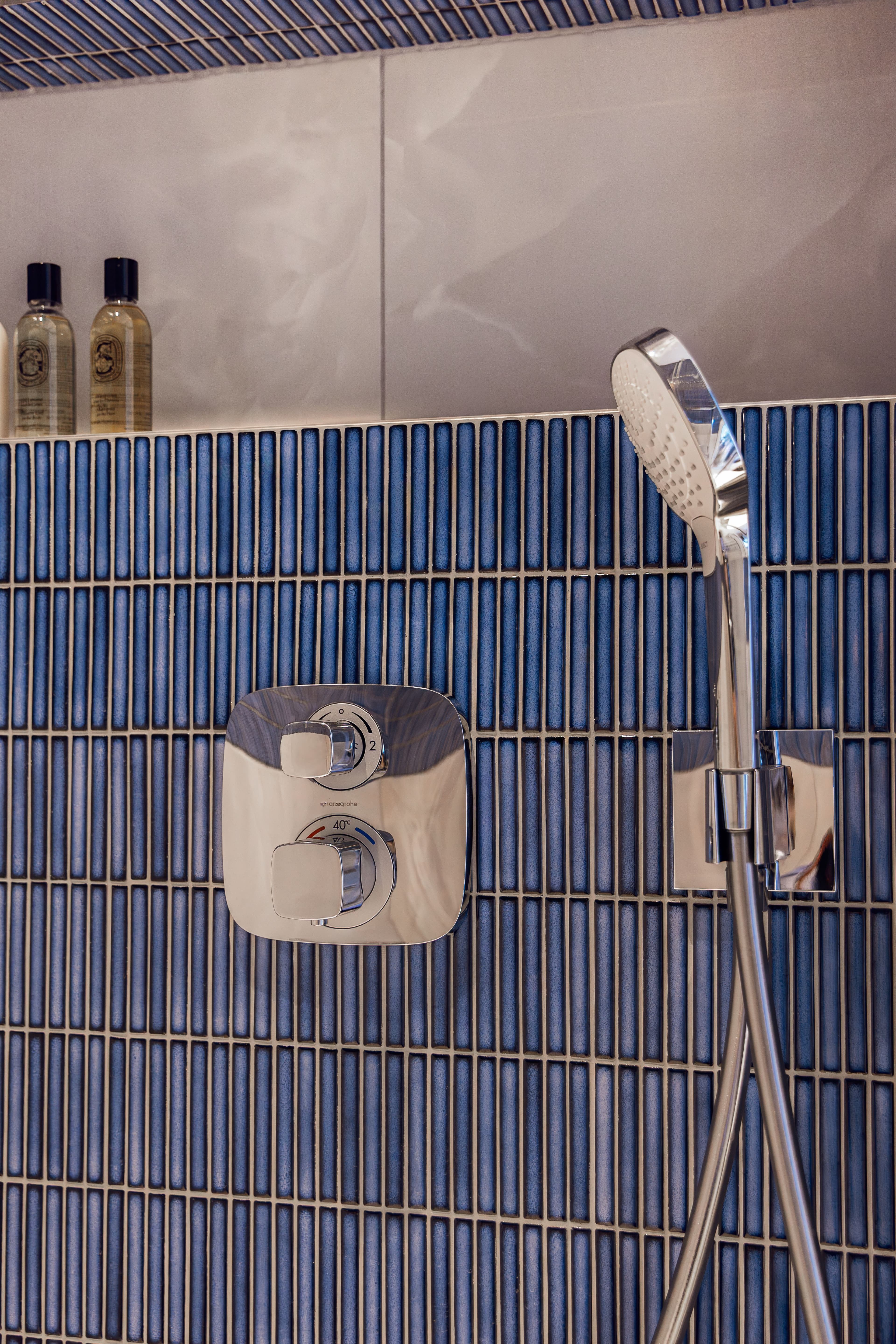 Teenage Boy en-suite bathroom, London - image 9