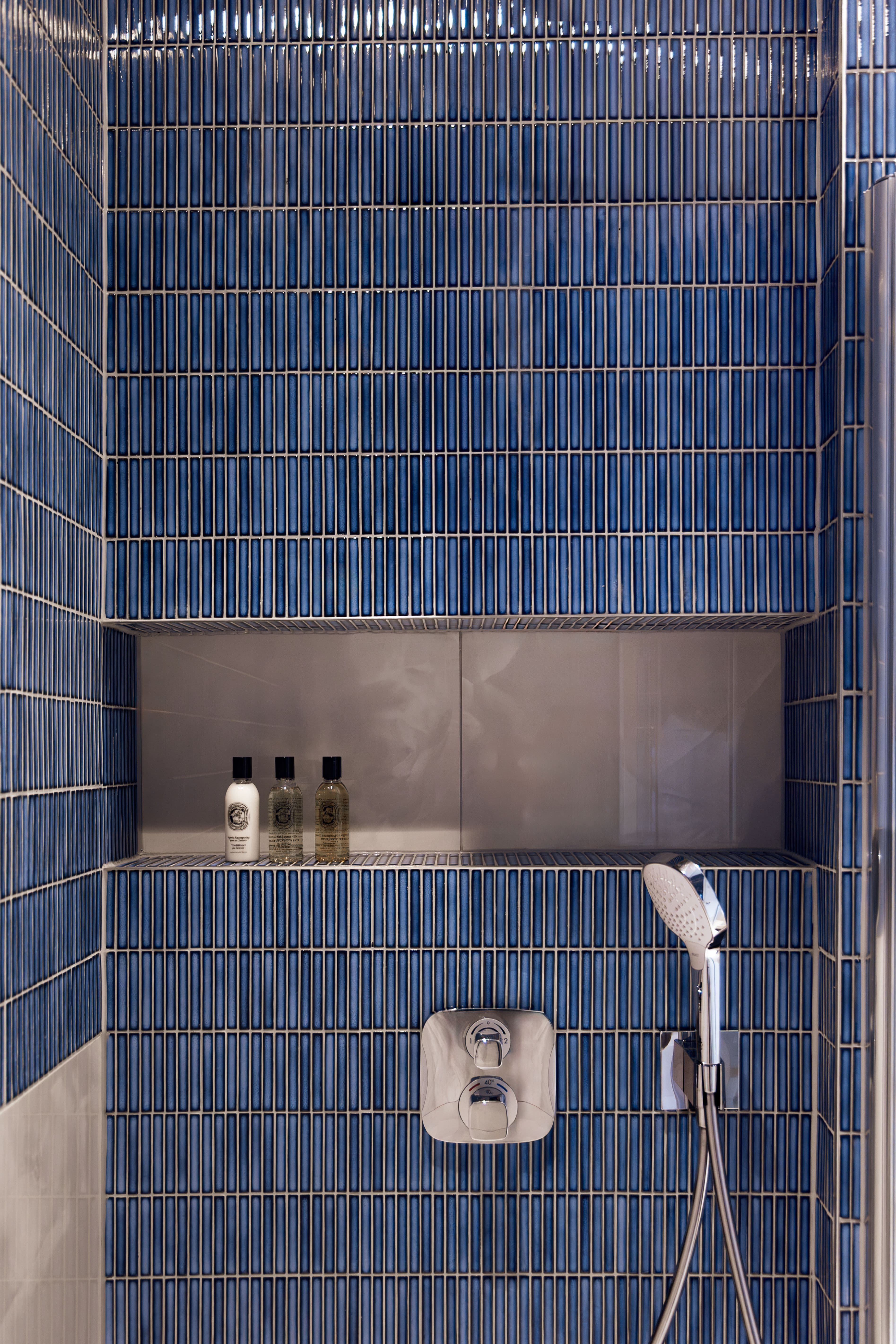 Teenage Boy en-suite bathroom, London - image 6