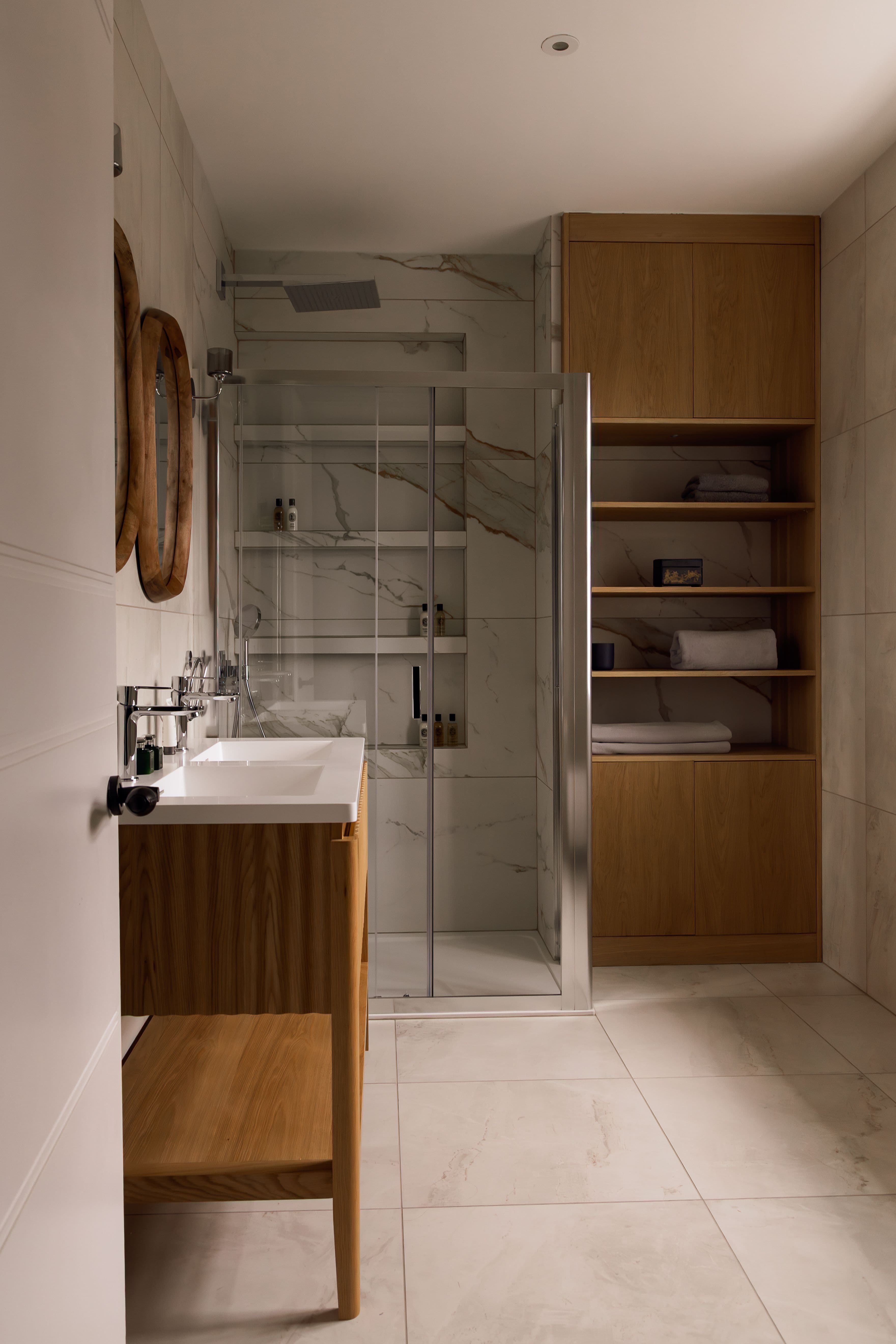 Guest en-suite bathroom, London - image 2