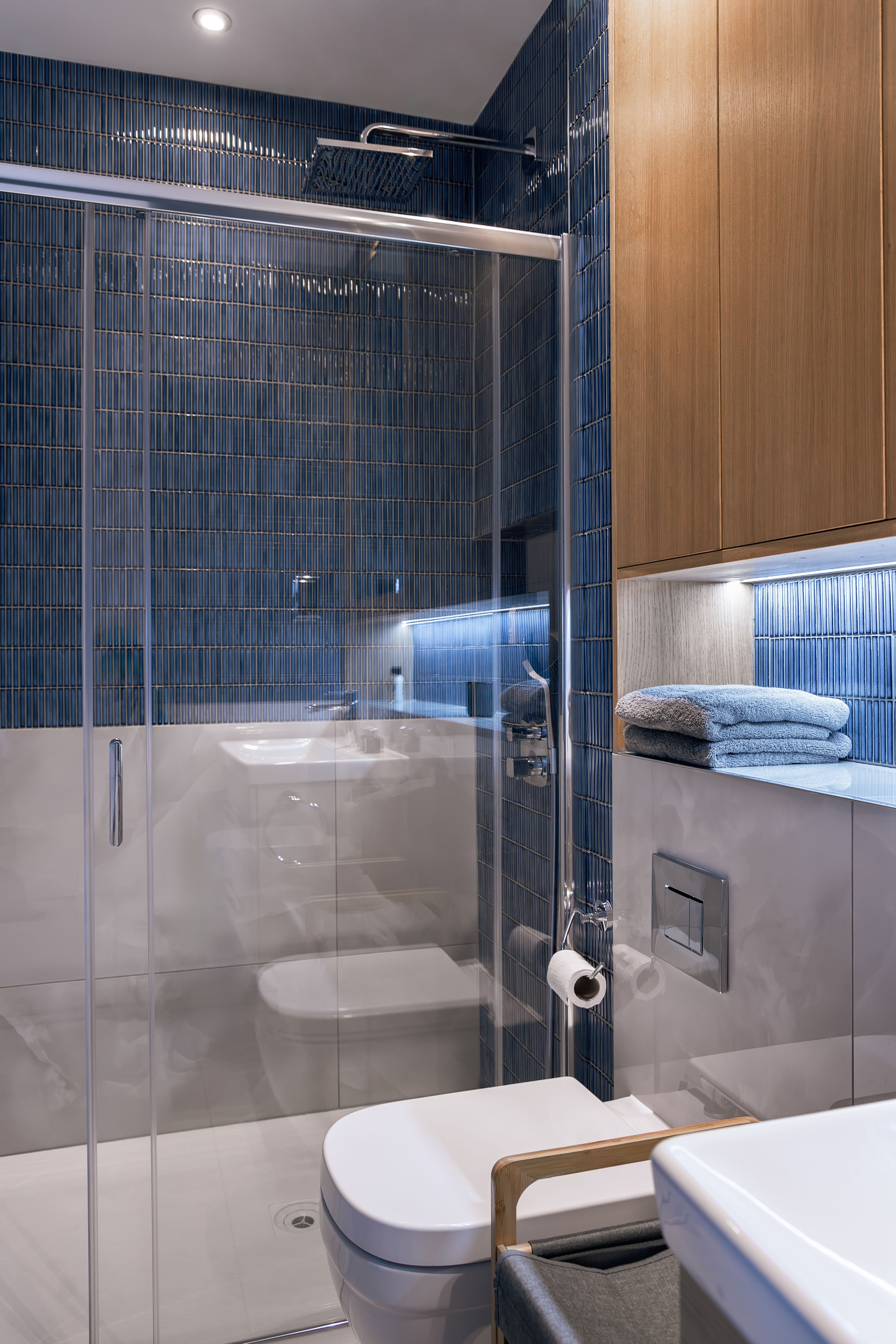 Teenage Boy en-suite bathroom, London - image 2