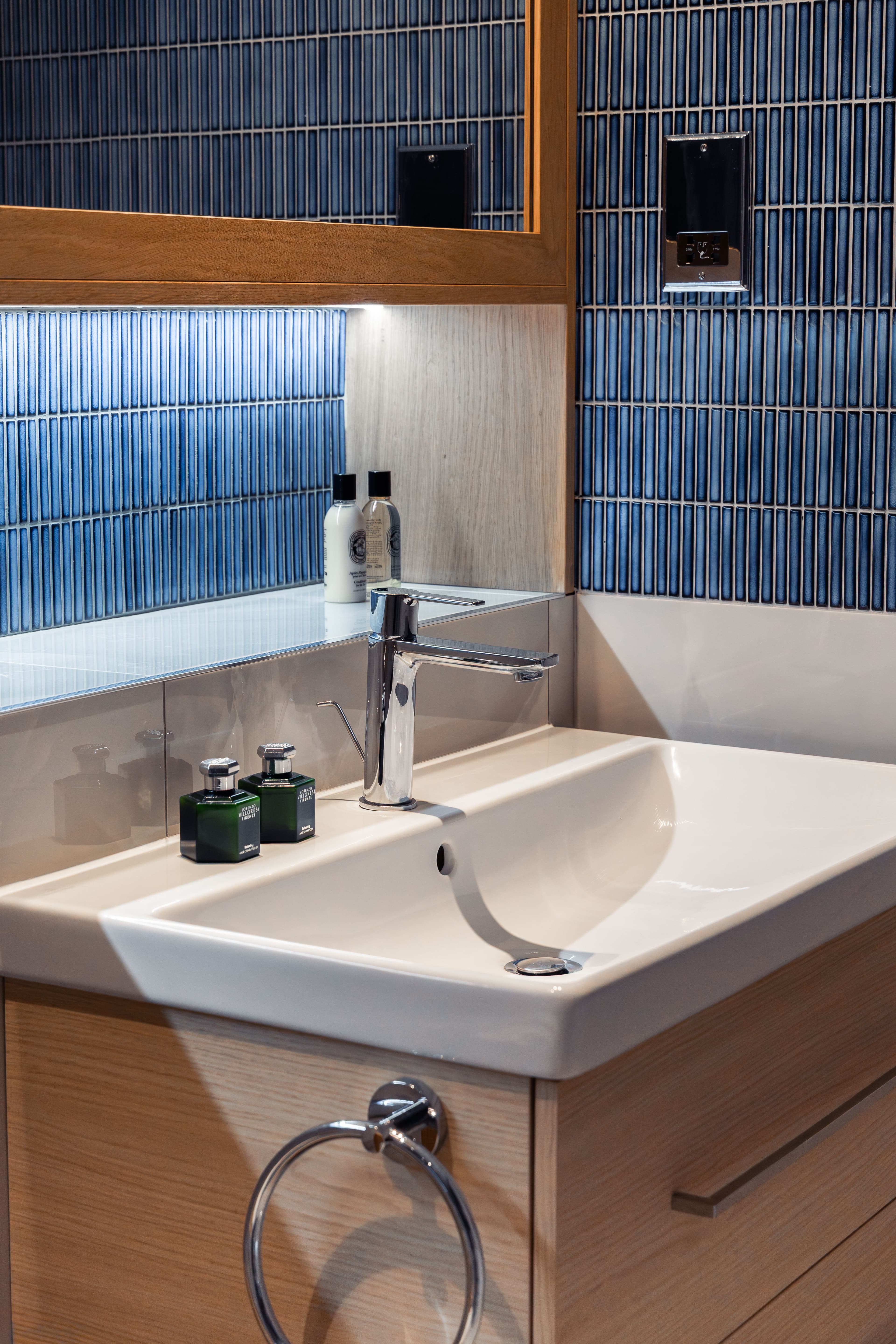 Teenage Boy en-suite bathroom, London - image 4