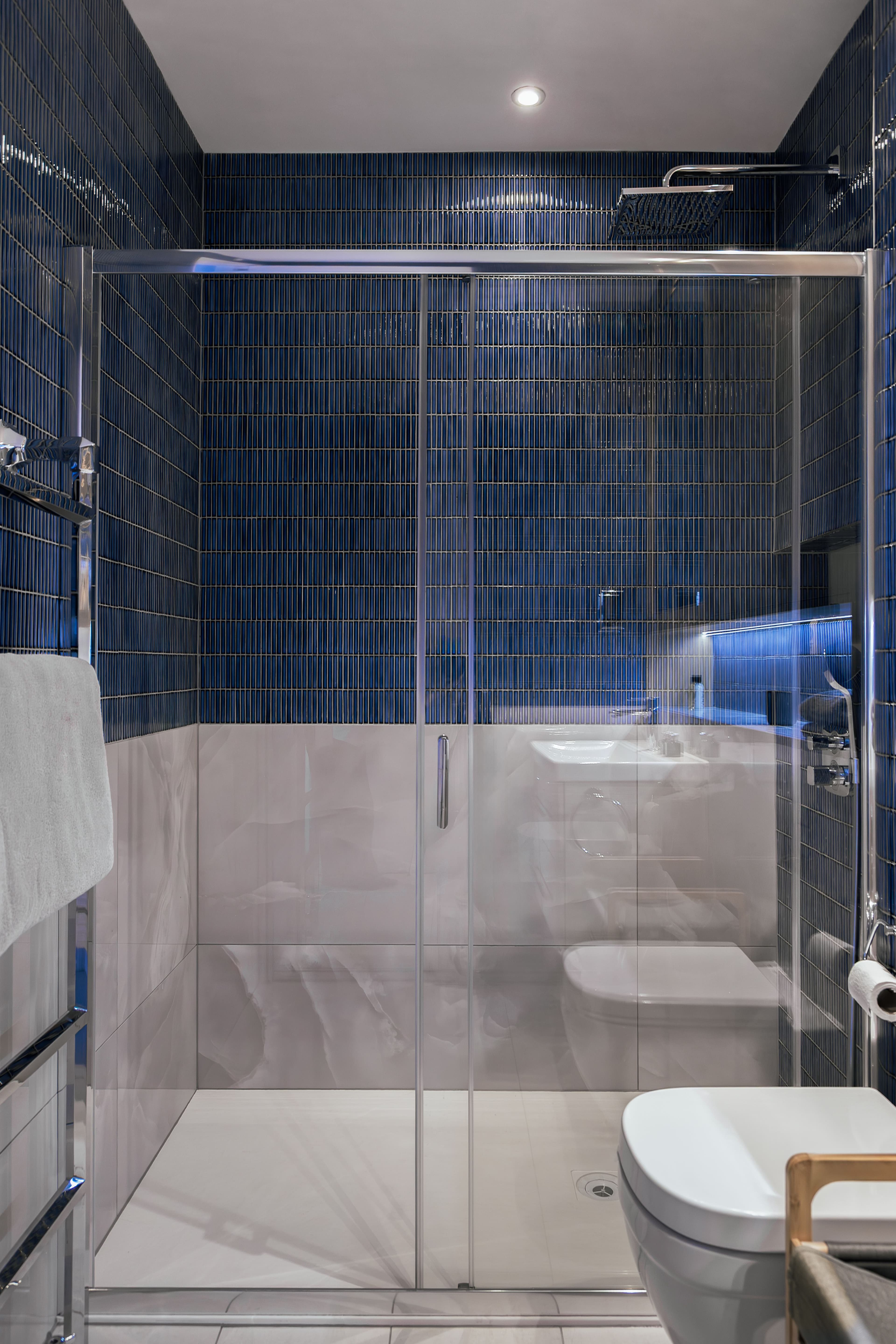 Teenage Boy en-suite bathroom, London - image 3