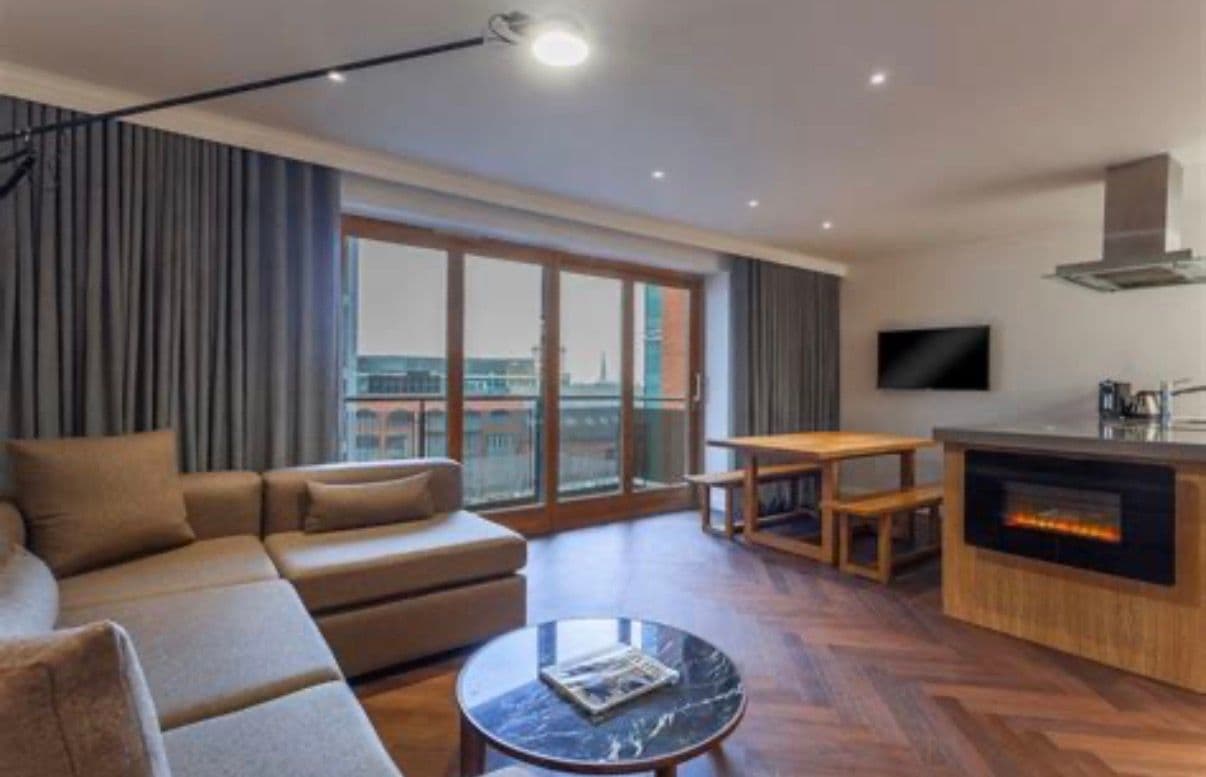 Roseate Hotel Reading - image 3