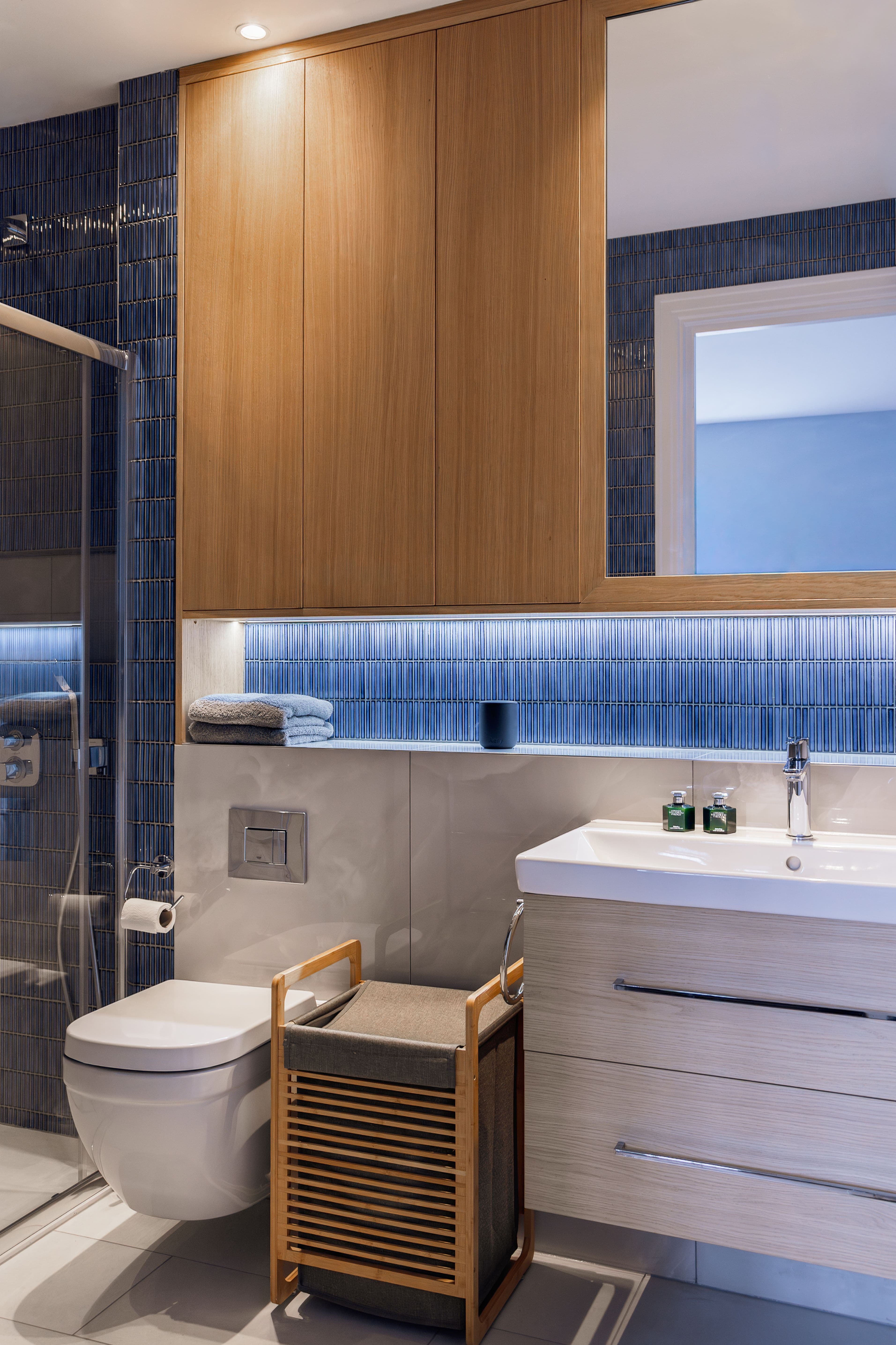 Teenage Boy en-suite bathroom, London - image 8