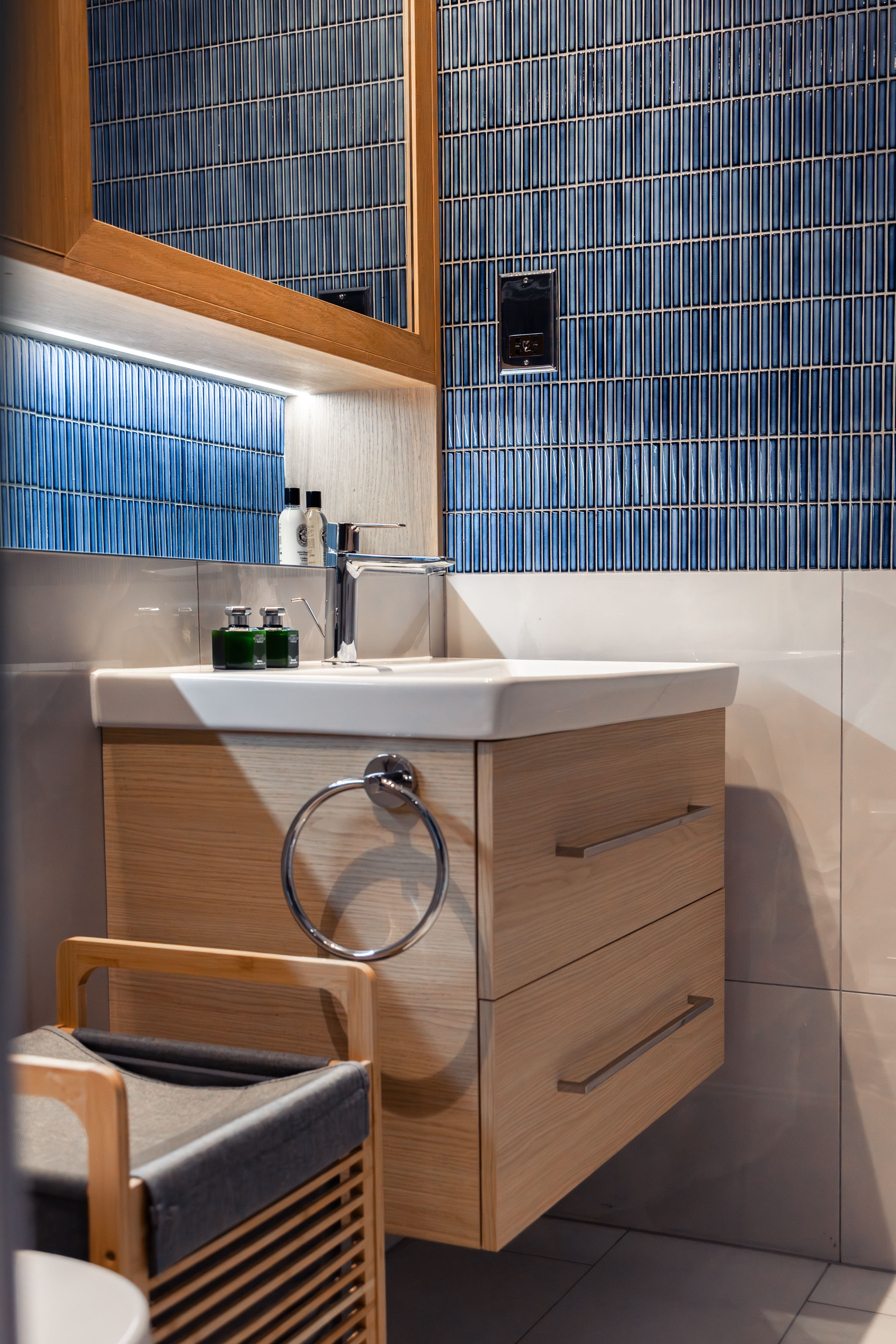 Teenage Boy en-suite bathroom, London - image 5