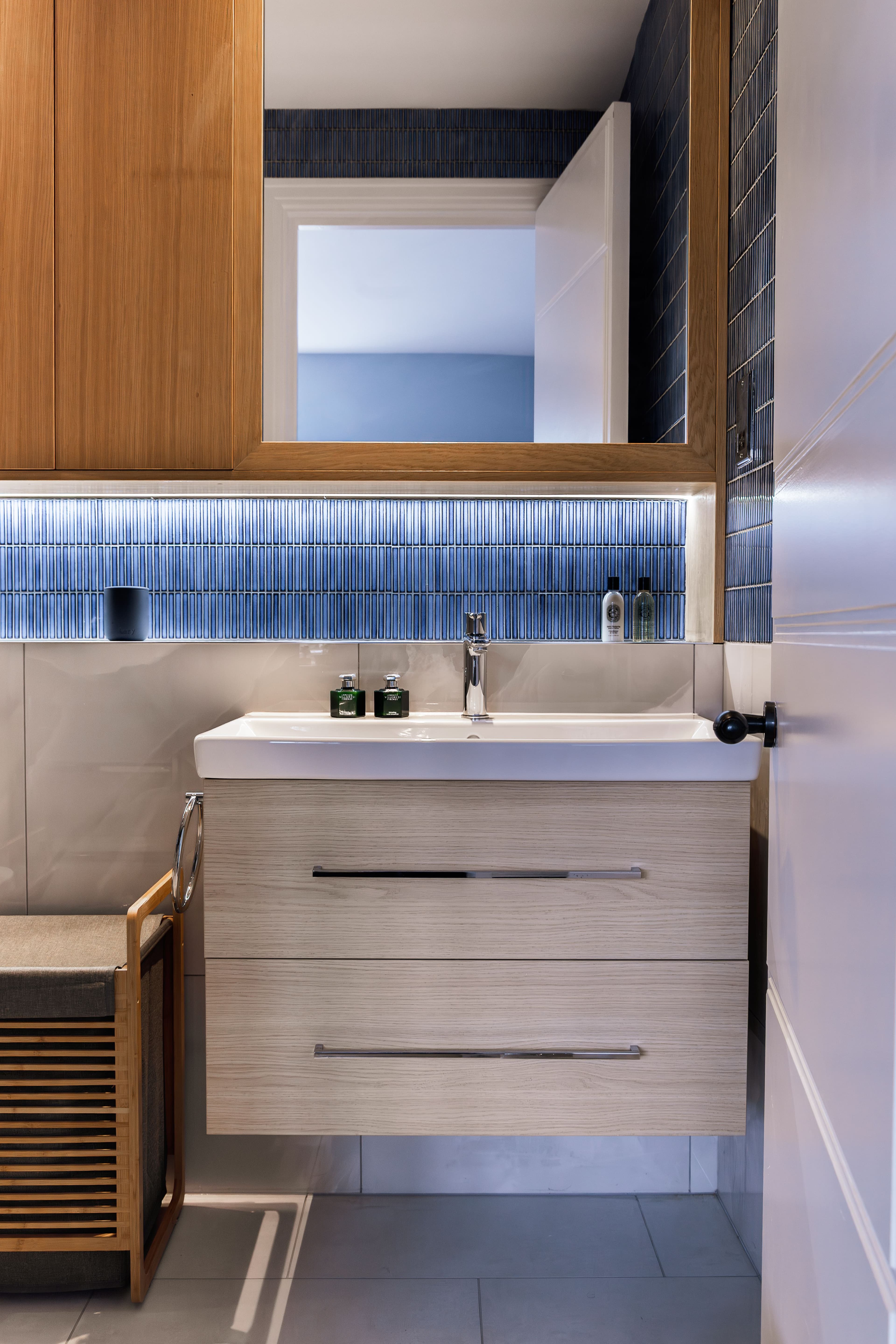 Teenage Boy en-suite bathroom, London - image 7